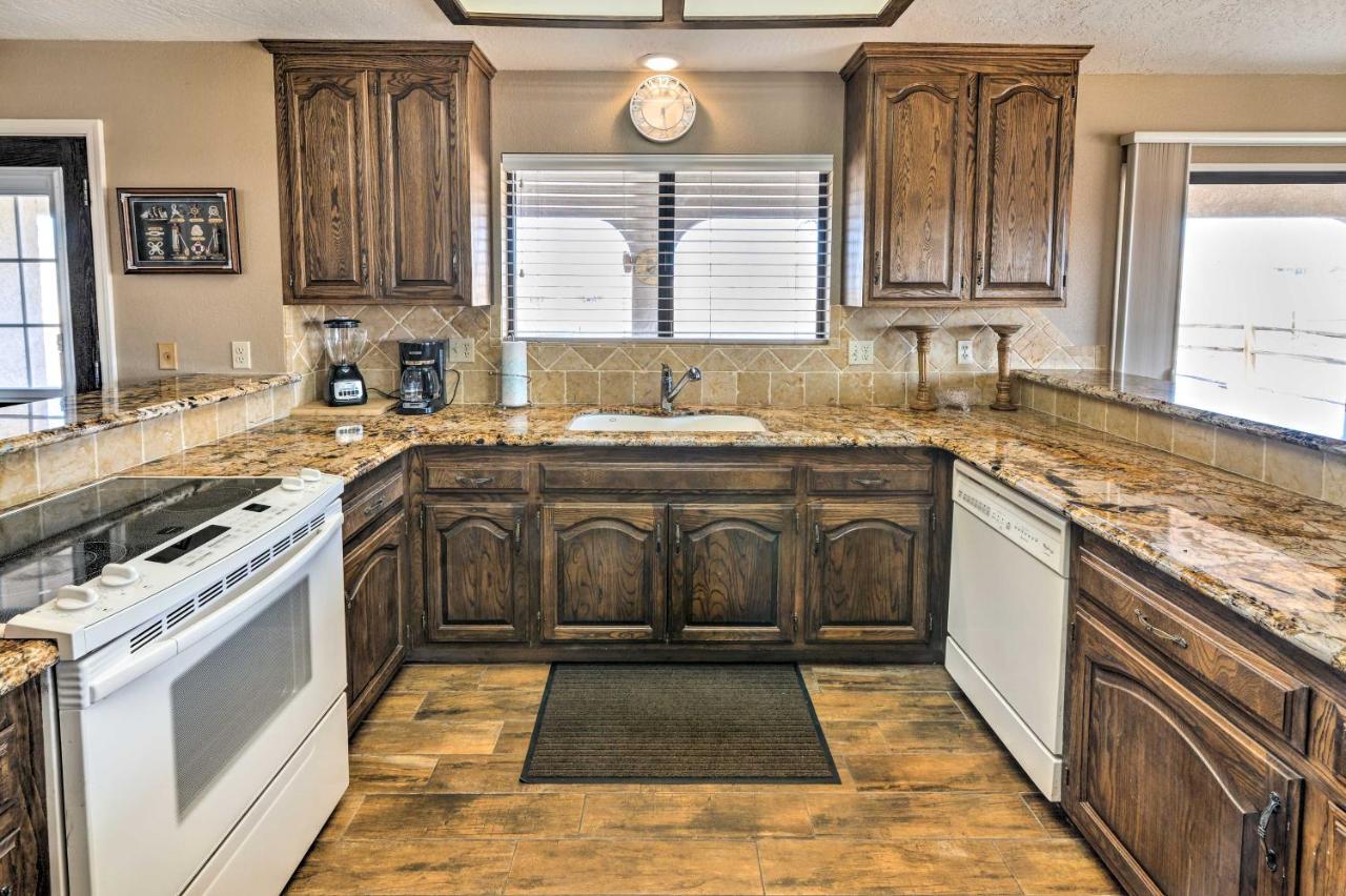 Bullhead City Home With Private Pool, Hot Tub And View Exterior photo